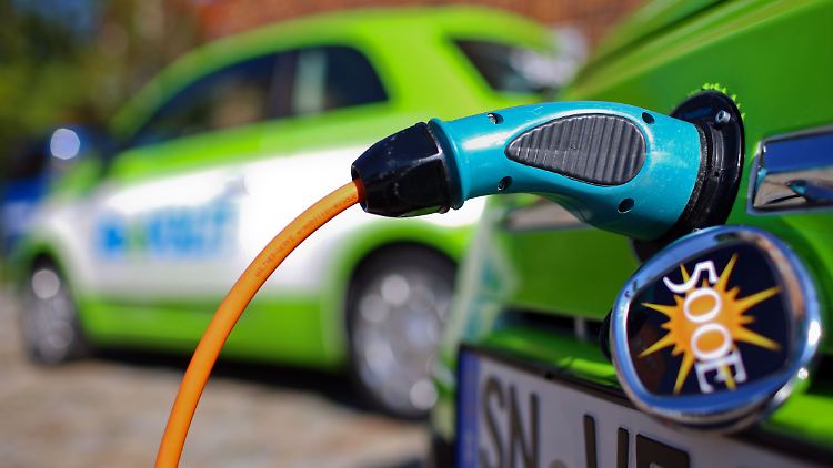 Die Opposition fordert mehr Anreize für den Kauf von Elektroautos.