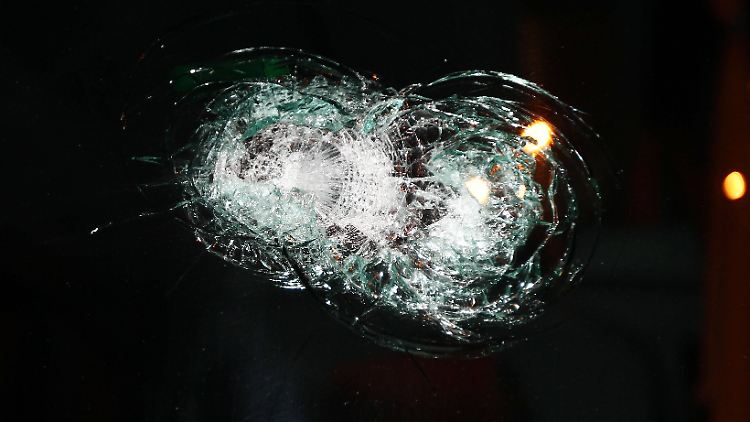 Einschusslöcher in der Frontscheibe: Der Fahrer wurde bei dem Anschlag mit einer Schrotflinte verletzt.