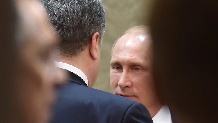 Putin und Poroschenko unterhalten sich Anfang Februar beim Ukraine-Gipfel in Minsk.
