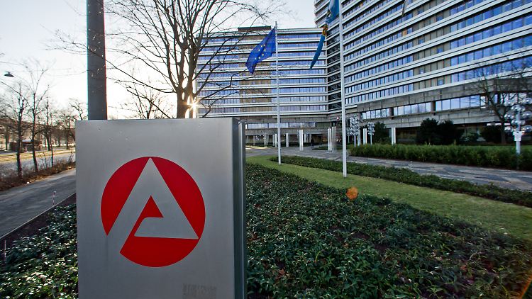 Vor der Zentrale der Bundesagentur für Arbeit in Nürnberg.