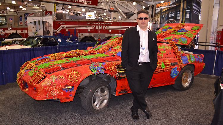 Ioan Florea vor seinem 3D-verzierten Camaro auf der NYIAS.