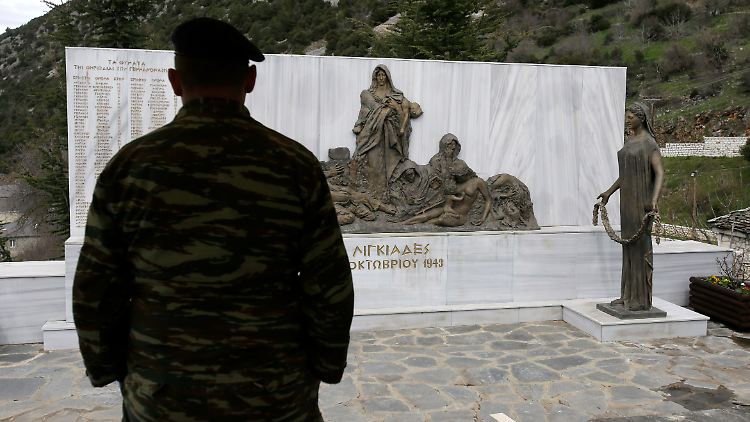 Im griechischen Dorf Ligiades erinnert ein Gedenkstein an die Menschen, die dort  1943 von der Wehrmacht umgebracht worden sind.  
