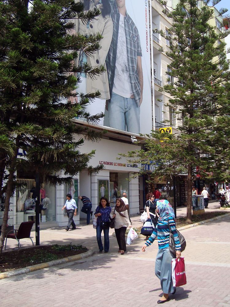 Tradition und Moderne: Im Zentrum von Antalya sind Frauen mit Kopftuch ebenso zu finden wie Werbung für Mode im westeuropäischen Look.