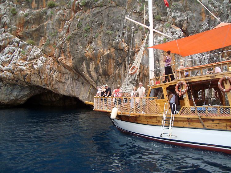 Fast jeder Tourist an der türkischen Südküste bucht auch einen preiswerten Bootsausflug - hier sind Urlauber auf einer Höhlen- und Entdeckungstour bei Alanya unterwegs.