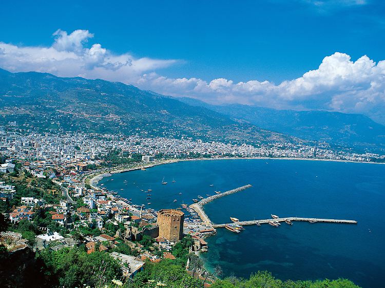 Postkarten-Panorama: Alanya mit dem "Roten Turm" ist für viele Deutsche längst zur zweiten Heimat geworden.