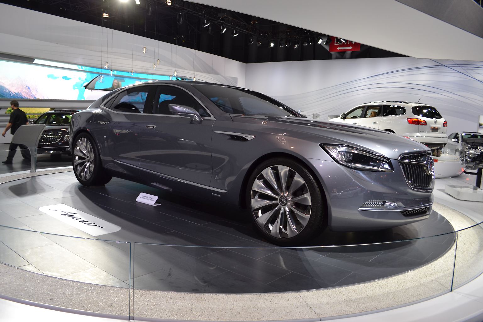 Bereits in Detroit ließ die Studie des Buick Avenir Freunde der Marke und großer US-amerikanischer Schlitten in Verzückung geraten. Schick sieht der Eigenbau der Marke auch noch auf der New York International Autoshow aus, die sich sonst auf die Vorgaben von Opel verlässt, wie den Mokka oder Cascada.
