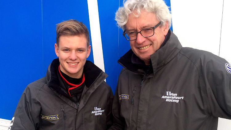 Der 16-Jährige Mick mit Formel-4-Teamchef  Frits van Amersfoort.