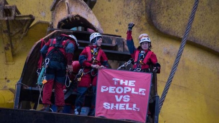 Die Aktivisten auf der Bohrinsel: Nach eigener Auffassung vertreten sie "das Volk gegen Shell".