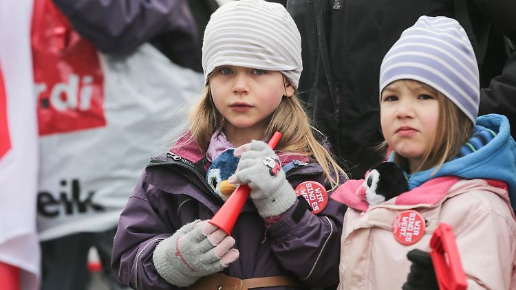 Kinder in Hamburg tragen bei einer Demonstration Buttons mit der Aufschrift Wir sind es wert". Mitarbeiter von Kitas und Sozialeinrichtungen beteiligten sich am ganztägigen Warnstreik.