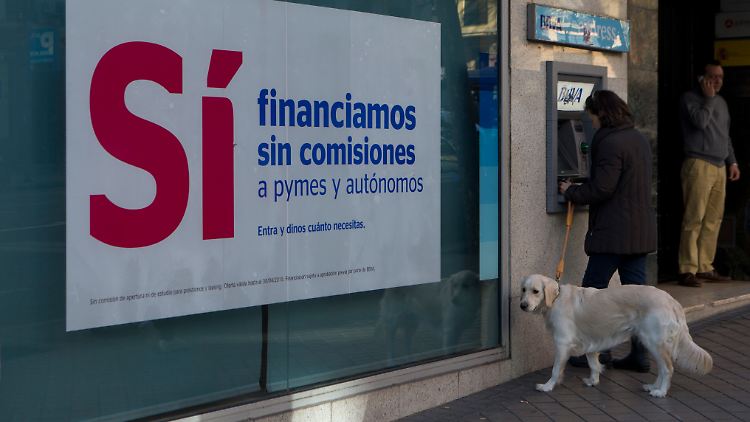 Mit Finanzierungen "ohne Kommission" will diese Bank unter anderem Selbständige unterstützen. Die EU-Kommission prüft, ob Spanien seinen Banken mit unerlaubten Steuerregeln half.