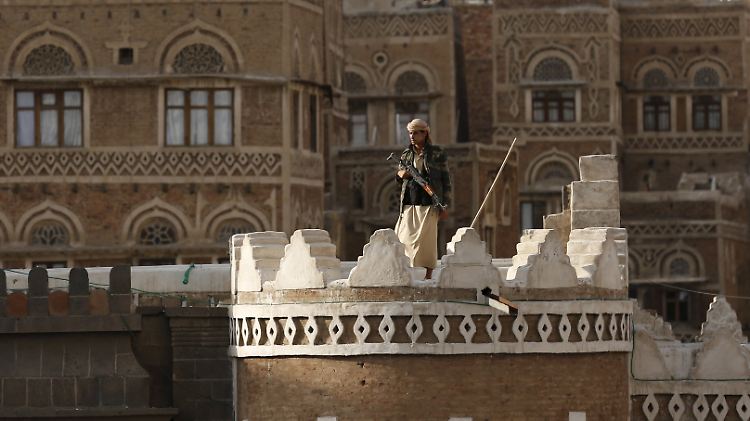 Ein Huthi-Kämpfer hält Wache in Sanaa, nachdem die Rebellen die Stadt erobert haben.