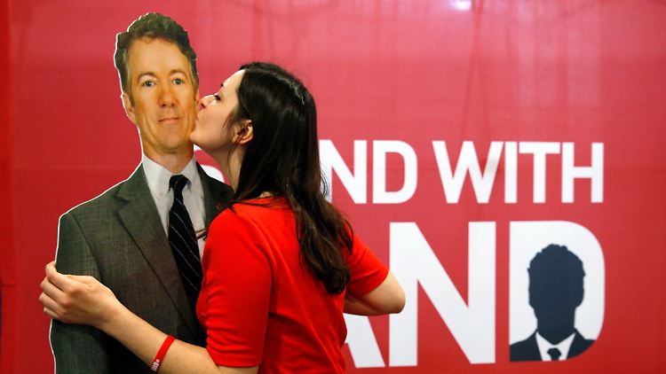 Das Motto "Stand with Rand" nimmt diese Dame etwas zu ernst.
