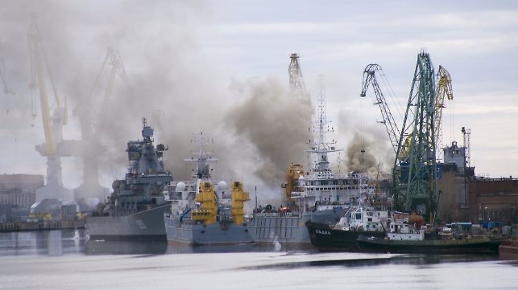 Wo Rauch ist, ist auch Feuer: Der Brand auf einem russischen Atom-U-Boot ist laut Werftbetreiber gelöscht.