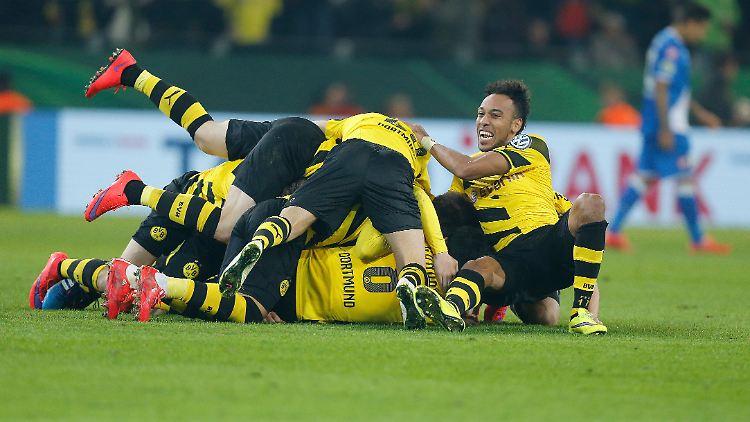 Dortmund feiert nach dem Tor in der Nachspielzeit.