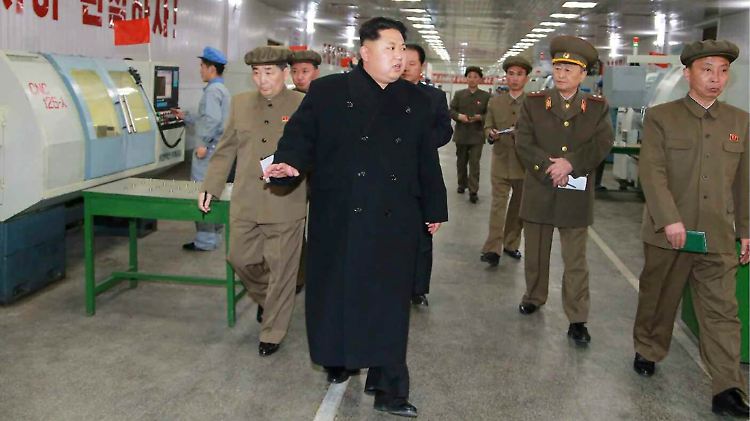 Kim lässt sich eine Waffenfabrik zeigen.