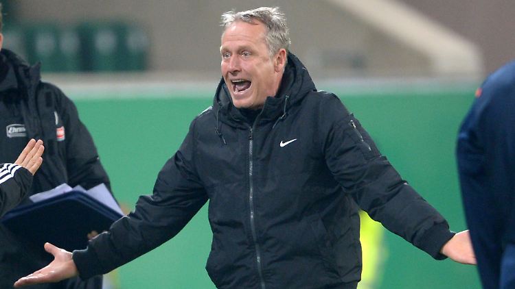 Christian Streich versteht nach dem Pokal-Aus seiner Freiburger die Welt nicht mehr.