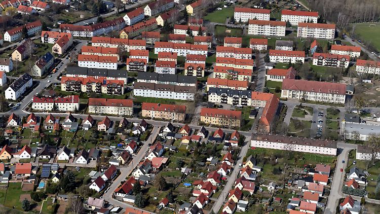 Blick auf den Ort Tröglitz. Der Anschlag ereignete sich auf der Gebäude in der Bildmitte links. 
