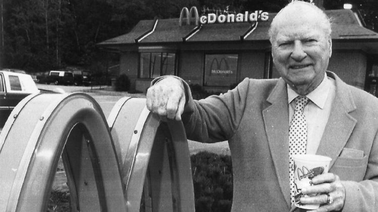 Richard "Dick" McDonald 1991 in Manchester vor einer Filiale der Kette, mit der er Fast-Food-Geschichte schrieb.
