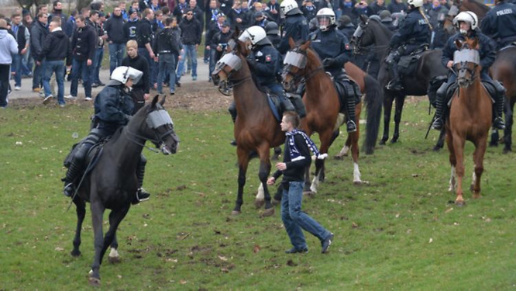 Bei den Spielen zwischen den Nordrivalen aus Bremen und Hamburg ist die Polizei stets mit einem großaufgebot im Einsatz.