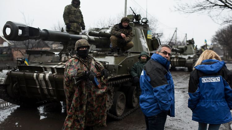 Beobachter der OSZE Anfang März bei der Kontrolle von Waffen der ukrainischen Armee