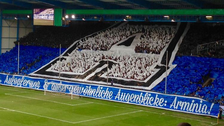 Der beeindruckenden Fan-Choreographie der Bielefelder ließen die Arminen-Spieler eine ebenso beeindruckende Leistung folgen.