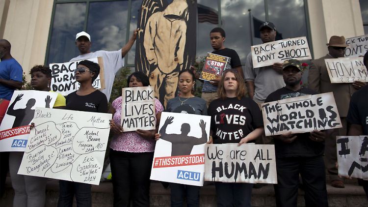 Demonstranten prostieren in Charleston gegen Polizeigewalt gegen Schwarze. Bislang blieben die Proteste friedlich.