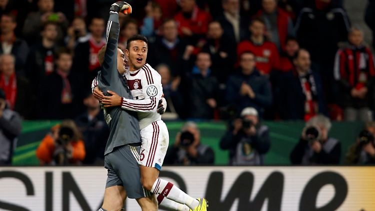 Bayern-Keeper Manuel Neuer entschied die Partie mit seiner Elfmeterparade gegen Leverkusens Josip Drmic.