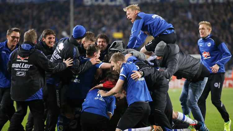 Am Ende war Jubel: Bielefeld wirft den dritten Bundesligisten aus dem Rennen und steht im DFB-Pokal-Halbfinale.
