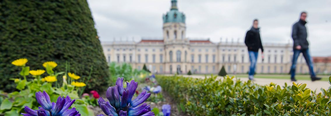 Spaziergang am Schloss Charlottenburg in Berlin.