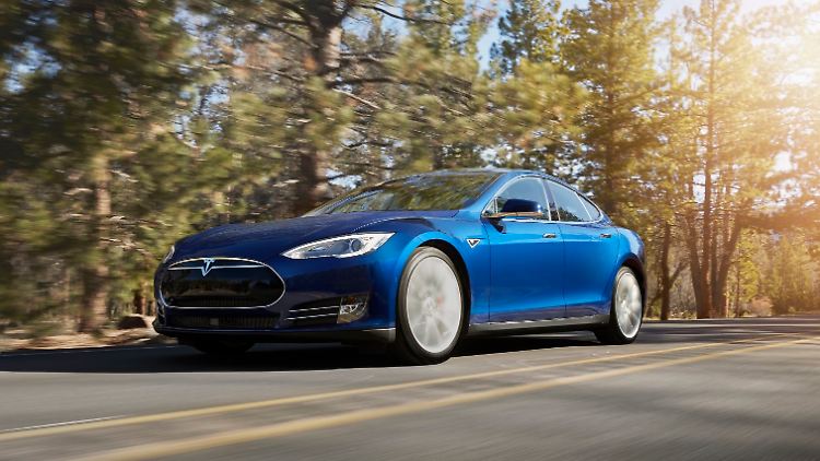 Tesla lässt sein Model S jetzt auch über alle vier Räder angetrieben elektrisch über die Straßen gleiten.