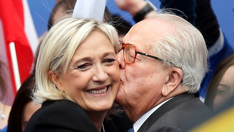 Ein Herz und eine Seele: Tochter Marine und Vater Jean-Marie Le Pen. Das Bild entstand 2013.