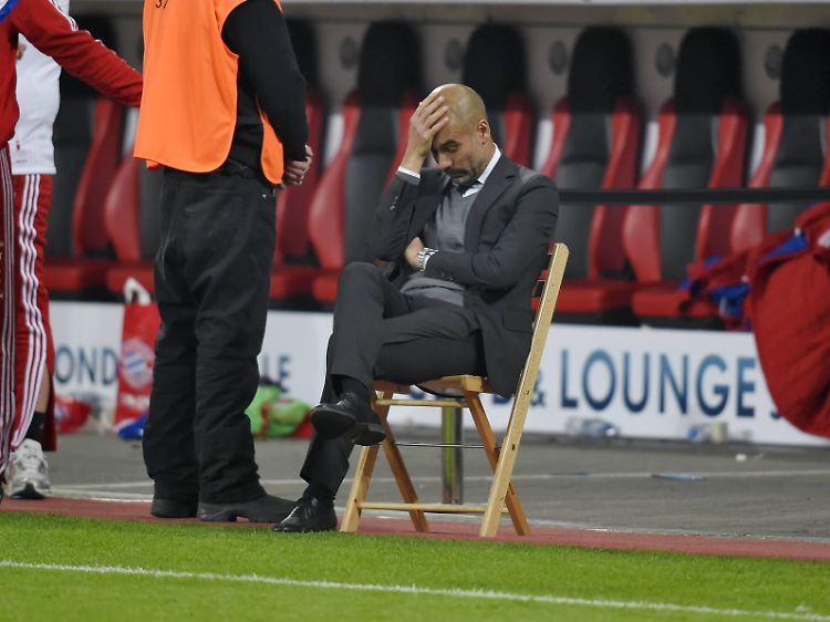 Bayern-Coach Josep Guardiola mauerte diesmal mit Ballbesitz, musste auf seinem Klappstuhl aber dennoch ein Elfmeterschießen überstehen.