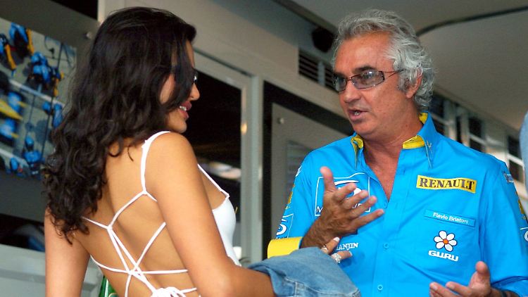 Kann nun wieder mit anderen Schönheiten flirten:Flavio Briatore. 