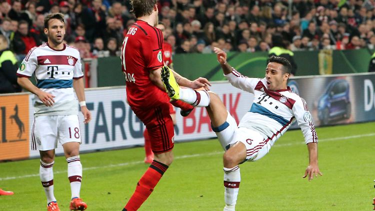 Gnade vor Rot erfuhr Bayerns Thiago nach diesem Tritt gegen die Brust von Leverkusens Stefan Kießling.