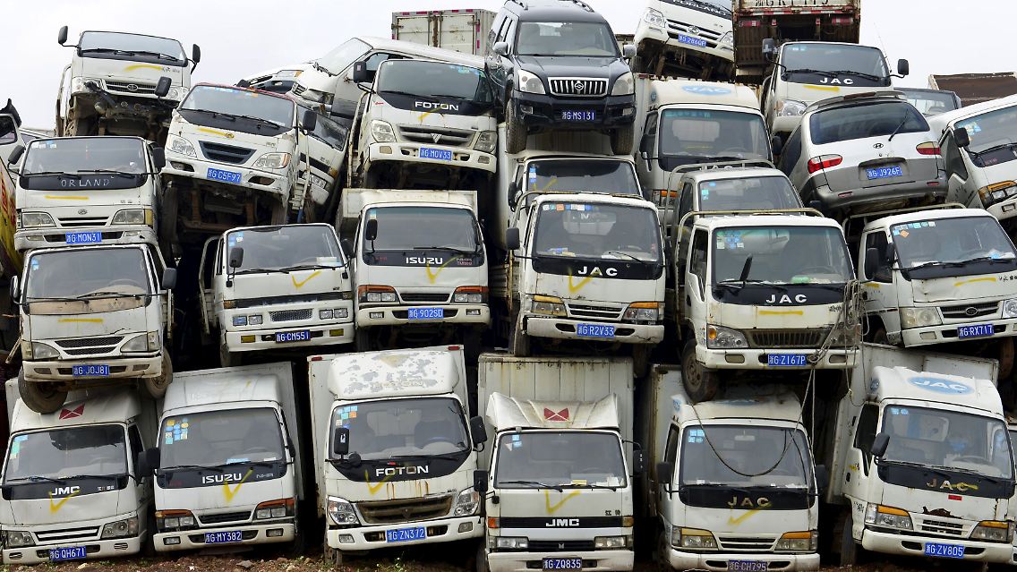 Diese alten Lastwagen warten auf einem Recyclinghof in Yiwu, China, auf ihre Entsorgung.