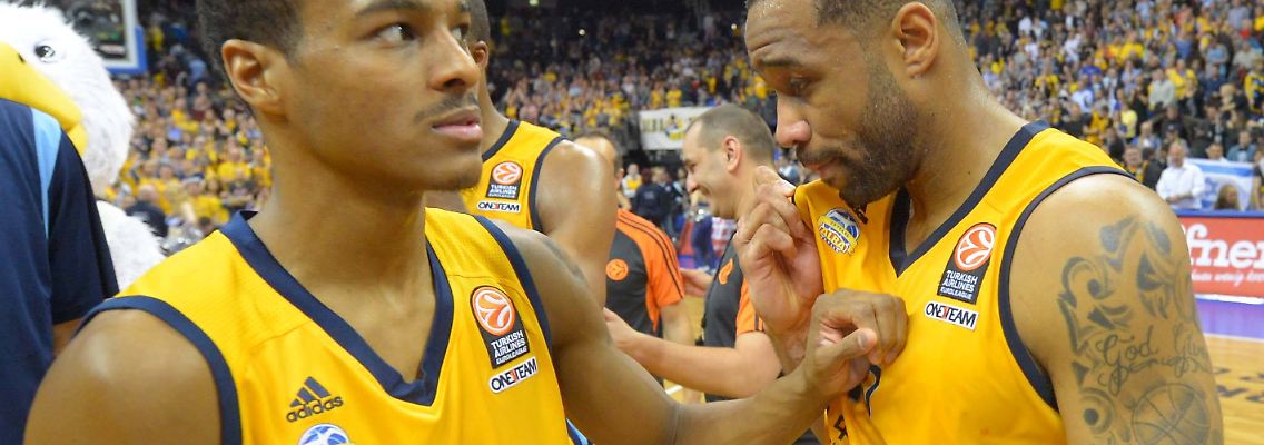 Es hat nicht sollen sein, wie man so schön sagt. Leere Gesichter bei den  Alba-Spielern Reggie Redding und Alex Renfroe.