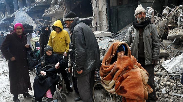 Die Menschen in Jarmuk leiden seit Jahren Mangel. Sie wurden von Kämpfen zwischen syrischer Armee und Rebellen zerrieben, das Regime riegelte das Lager monatelang ab.