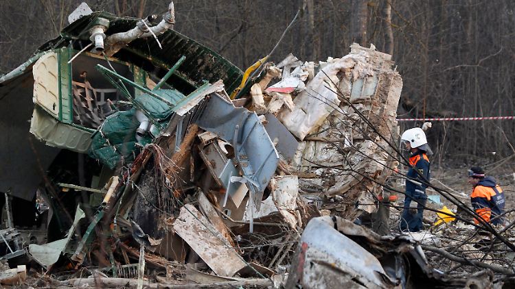 Rettungskräfte bei dem geborgenen Flugzeugwrack im April 2010