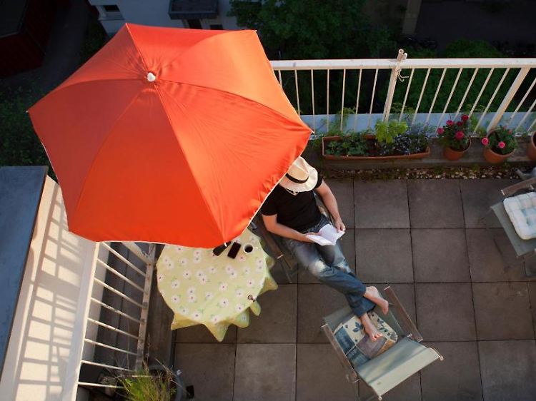 Kaum wird es warm, zieht es auch Mieter wieder auf den Balkon oder in den Garten. Doch auch da müssen sie Rücksicht auf ihre Nachbarn nehmen.
