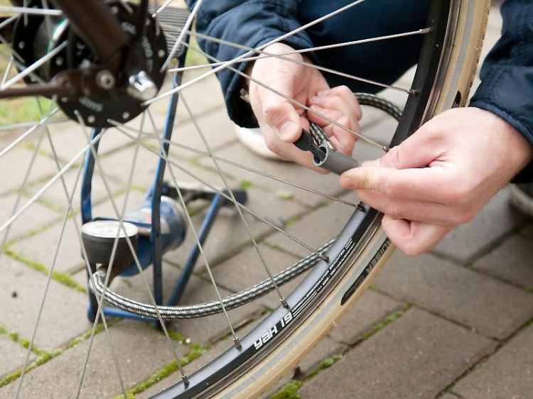 Luftdruck prüfen, gehört zum Frühjahrscheck dazu. Wenn nötig, muss Luft aufgepumpt werden.