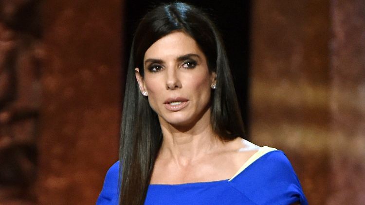 Ein Stalker überraschte Sandra Bullock in ihren eigenen vier Wänden. Sie hatte Glück und konnte die Polizei rufen.