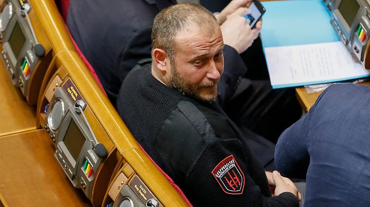 Im Oktober zog Jarosch per Direktmandat in die ukrainische Rada ein. Künftig ist er auch für das Verteidigungsministerium tätig.