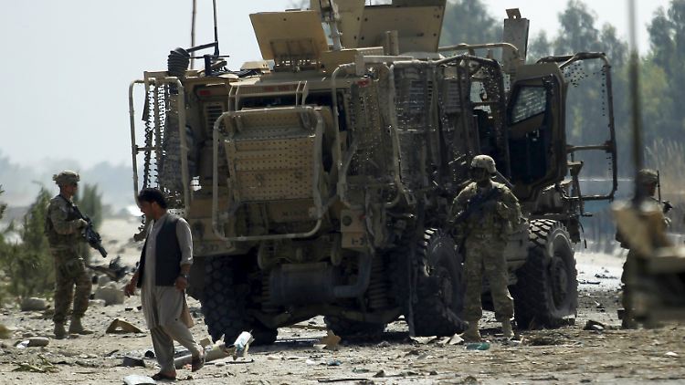 Eine gewaltige Explosion zerstörte das gepanzerte Fahrzeug der Nato-Truppen. Mehrere weitere Fahrzeuge wurden ebenfalls zerstört.  