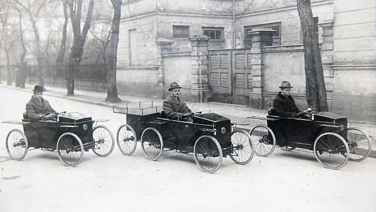 Eine undatierte historische Aufnahme zeigt zwei Slaby-Beringer SB-Elektrowagen und ein Fahrzeug mit Zusatzanhänger für weitere Personen. 