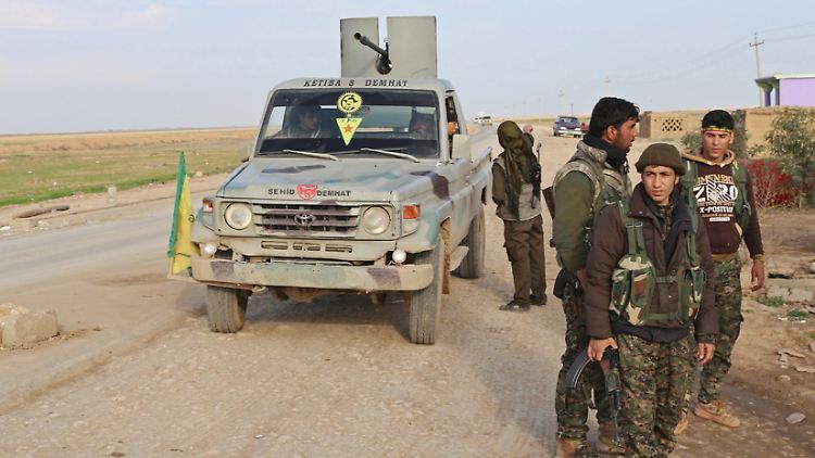 Im Irak und Syrien kämpfen PKK-Mitglieder gemeinsam mit den Peschmerga-Einheiten gegen die Terrorgruppe IS. In Deutschland bleibt die Partei jedoch verboten. 