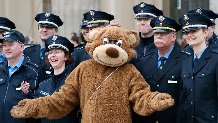 Einige Berliner Polizisten und ein Bär. (Archivbild)
