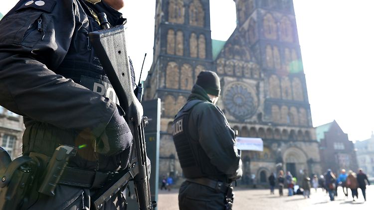 Nach einer Warnung der Bundesbehörde fahndet die Bremer Polizei nach Islamisten und durchsuchte mehrere Wohnungen.