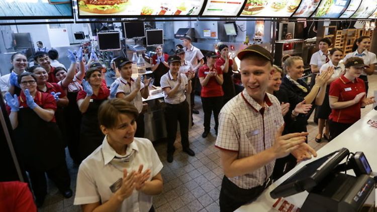 Bilder wie diese könnten in Russlands McDonalds-Filialen bald passé sein. Zwei russische Regisseure planen eine konkurrierende Fastfood-Kette.