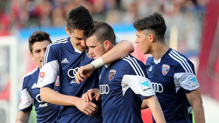 Torschütze Pascal Groß (Ingolstadt, rechts) jubelt über sein Tor zum 0:1.