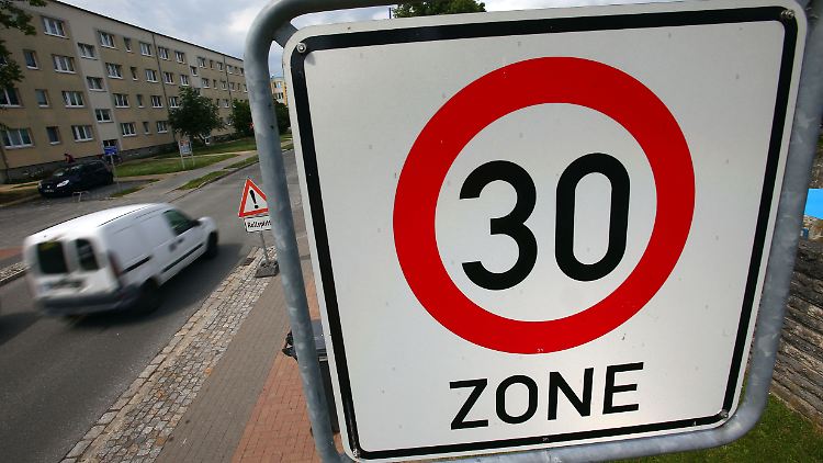 Bislang nur in Wohngebieten: Tempo-30 auf Hauptstraßen ist noch die Ausnahme in Deutschland.